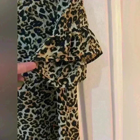 Como Blu cheetah leopard ruffle sleeve blouse short sleeve size large - Picture 2 of 7